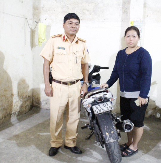 Nhờ CSGT Đội Tuần tra - Dẫn đoàn (PC67) Công an TP HCM chị Ngọc đã tìm được xe gắn máy của mình.