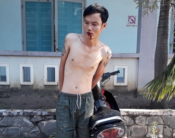Chủ quầy tạp hóa quật ngã tên trộm xe máy lúc sáng sớm